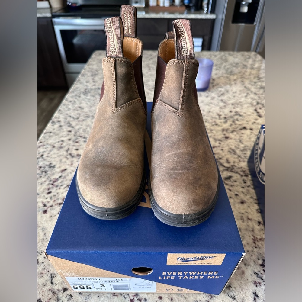 Size 3. 585 Chelsea blundstone in color rustic brown